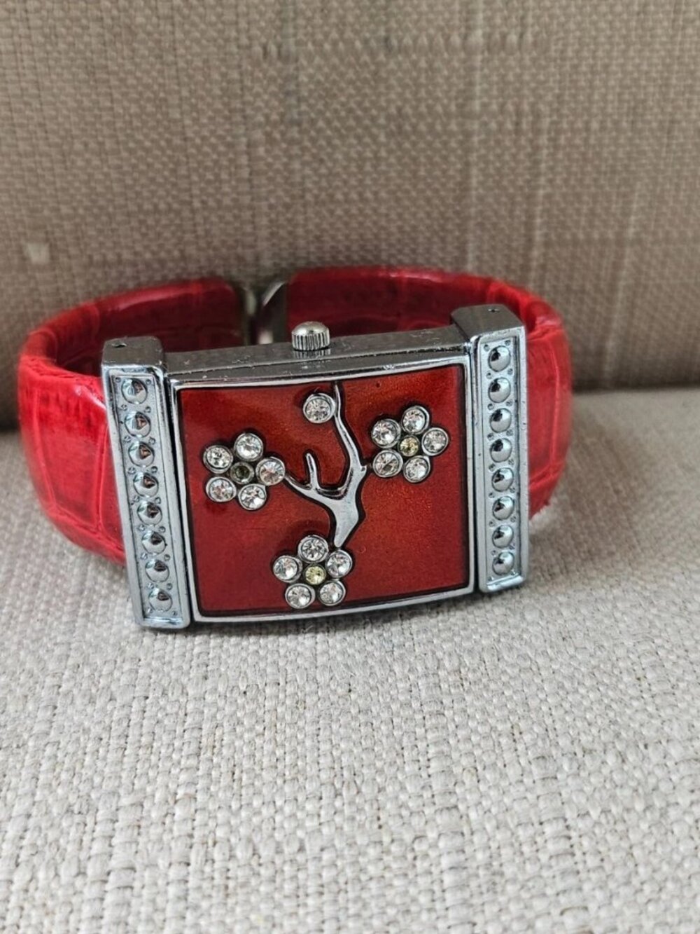 Vintage Via Nova Ladies Wristwatch Cuff Red/Silver Tone Analog Quartz Watch - Picture 11 of 12